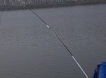 钓竿按制作材料分：主要分为玻璃纤维竿、碳素竿、纳米硼纤维钓竿